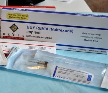 Врач устанавливает капельницу пациенту